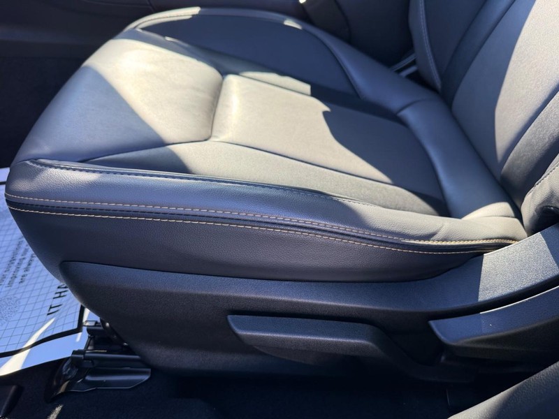 Subaru Crosstrek Vehicle Full-screen Gallery Image 27