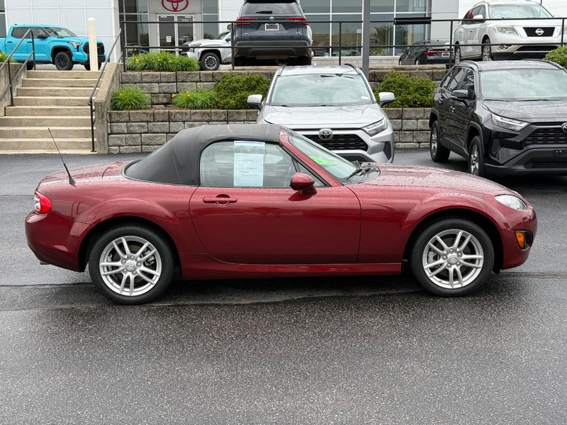 Mazda MX-5 Miata Vehicle Image 02