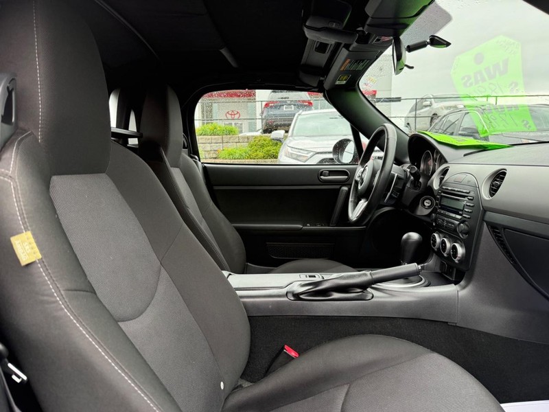 Mazda MX-5 Miata Vehicle Image 09