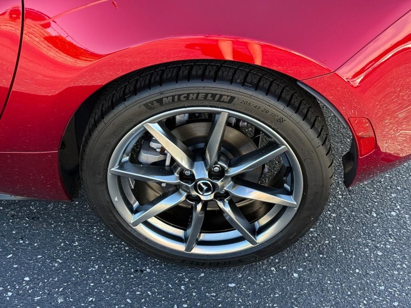 Mazda MX-5 Miata RF Vehicle Full-screen Gallery Image 06