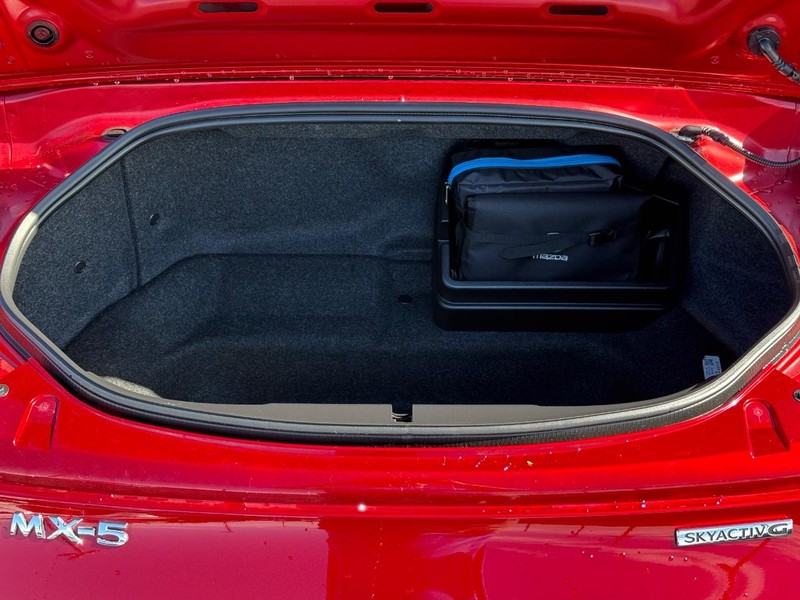 Mazda MX-5 Miata RF Vehicle Full-screen Gallery Image 07