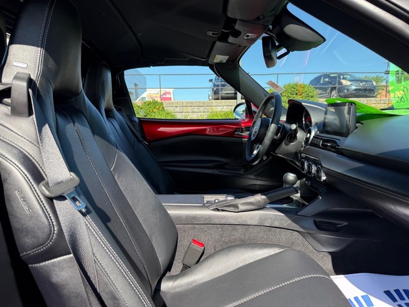 Mazda MX-5 Miata RF Vehicle Full-screen Gallery Image 10