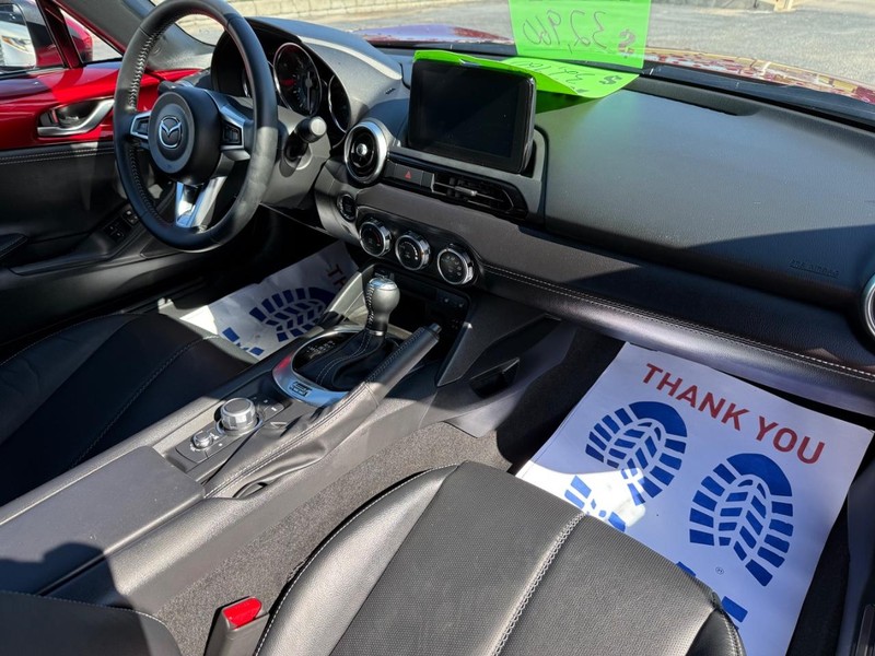 Mazda MX-5 Miata RF Vehicle Full-screen Gallery Image 11