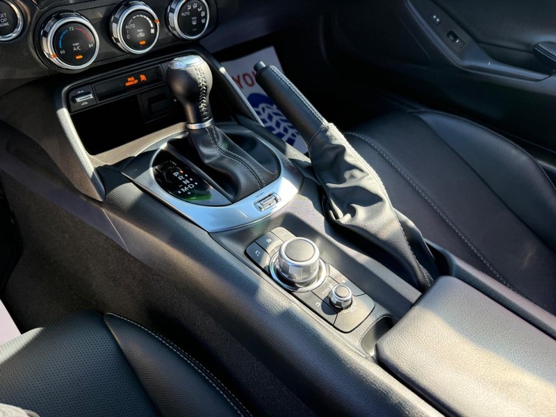 Mazda MX-5 Miata RF Vehicle Full-screen Gallery Image 20