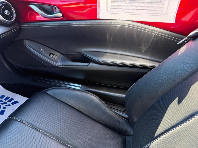 Mazda MX-5 Miata RF Vehicle Full-screen Gallery Image 21