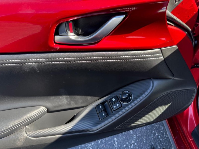Mazda MX-5 Miata RF Vehicle Full-screen Gallery Image 24