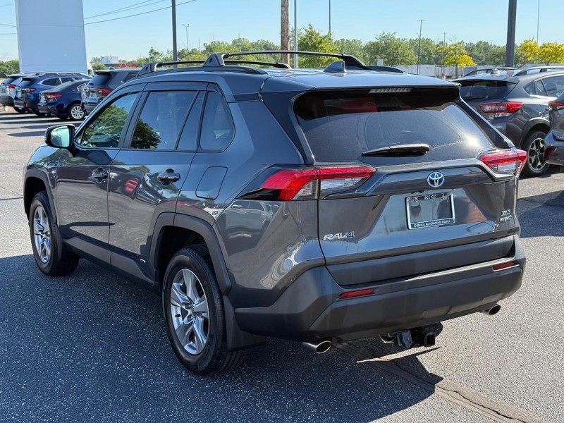 Toyota RAV4 Vehicle Full-screen Gallery Image 05
