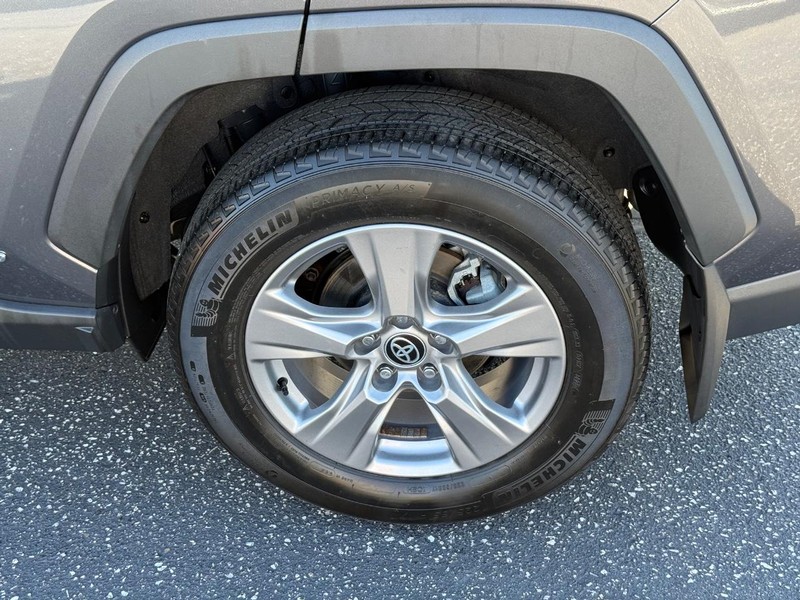 Toyota RAV4 Vehicle Full-screen Gallery Image 06
