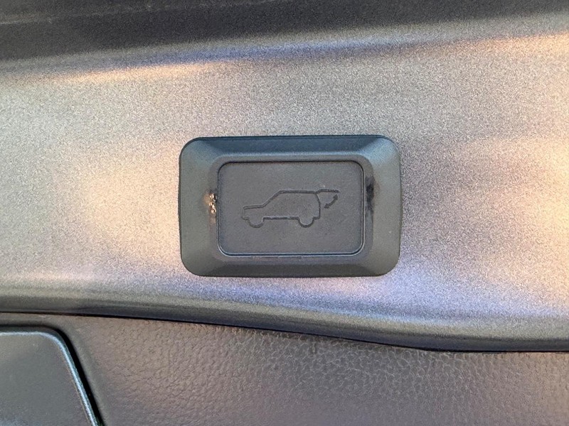 Toyota RAV4 Vehicle Full-screen Gallery Image 08