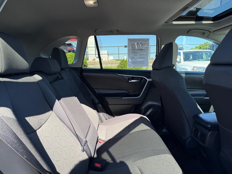 Toyota RAV4 Vehicle Full-screen Gallery Image 11
