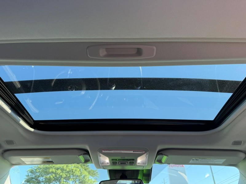 Toyota RAV4 Vehicle Full-screen Gallery Image 12