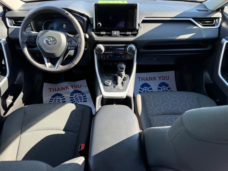 Toyota RAV4 Vehicle Full-screen Gallery Image 13