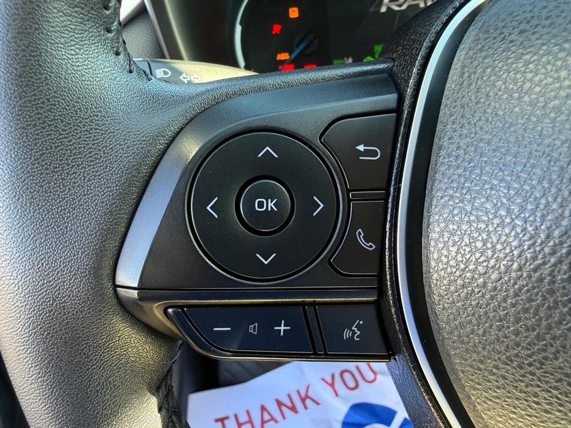 Toyota RAV4 Vehicle Full-screen Gallery Image 15