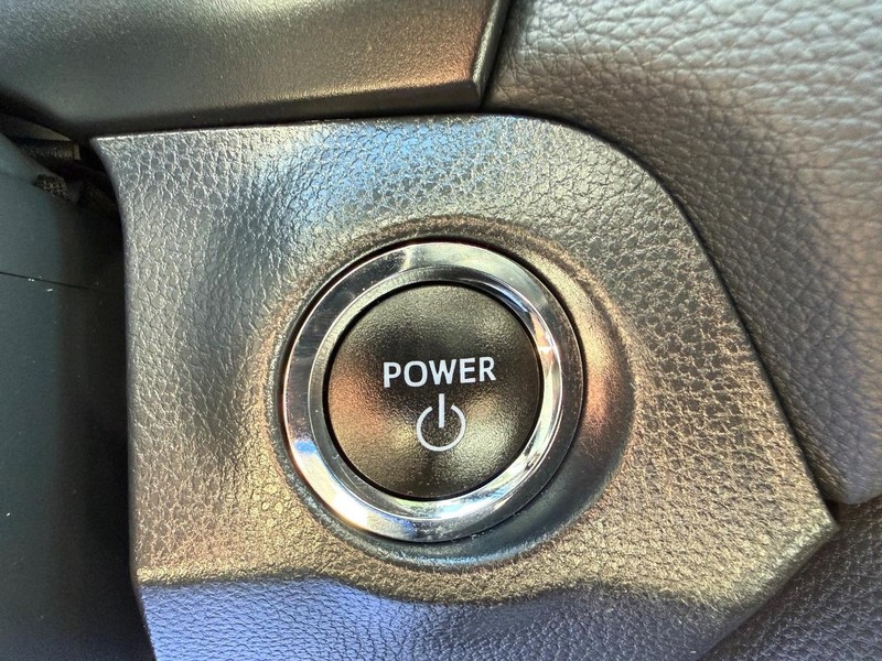 Toyota RAV4 Vehicle Full-screen Gallery Image 17