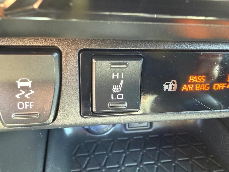 Toyota RAV4 Vehicle Full-screen Gallery Image 18