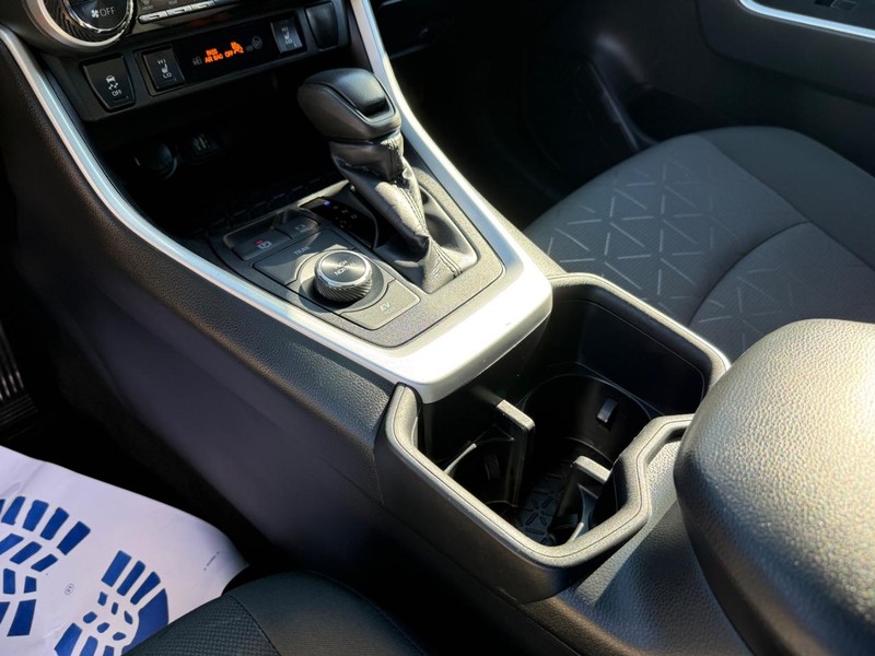 Toyota RAV4 Vehicle Full-screen Gallery Image 22