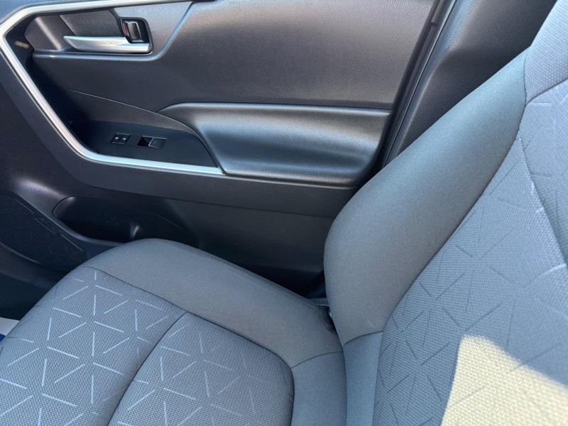 Toyota RAV4 Vehicle Full-screen Gallery Image 23
