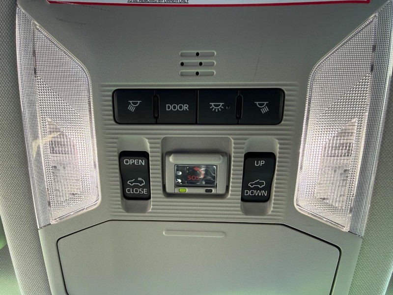Toyota RAV4 Vehicle Full-screen Gallery Image 24