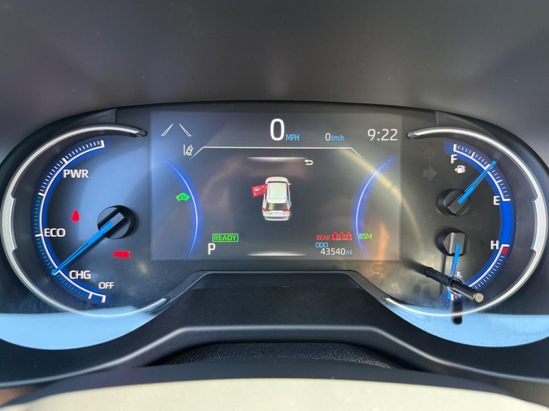 Toyota RAV4 Vehicle Full-screen Gallery Image 25