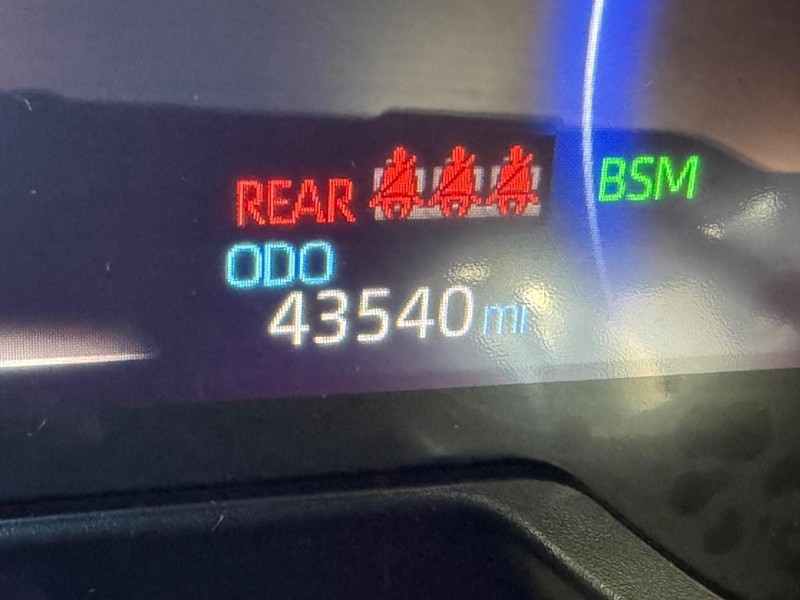 Toyota RAV4 Vehicle Full-screen Gallery Image 26