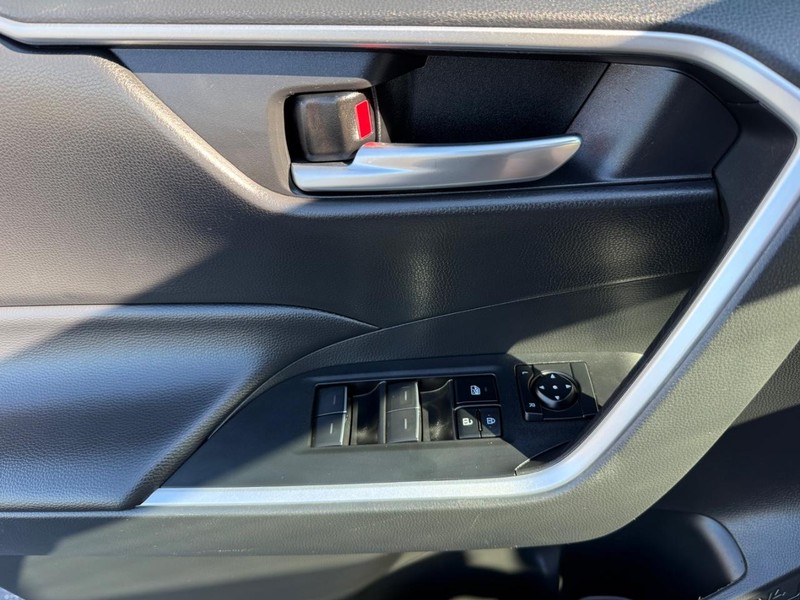 Toyota RAV4 Vehicle Full-screen Gallery Image 27