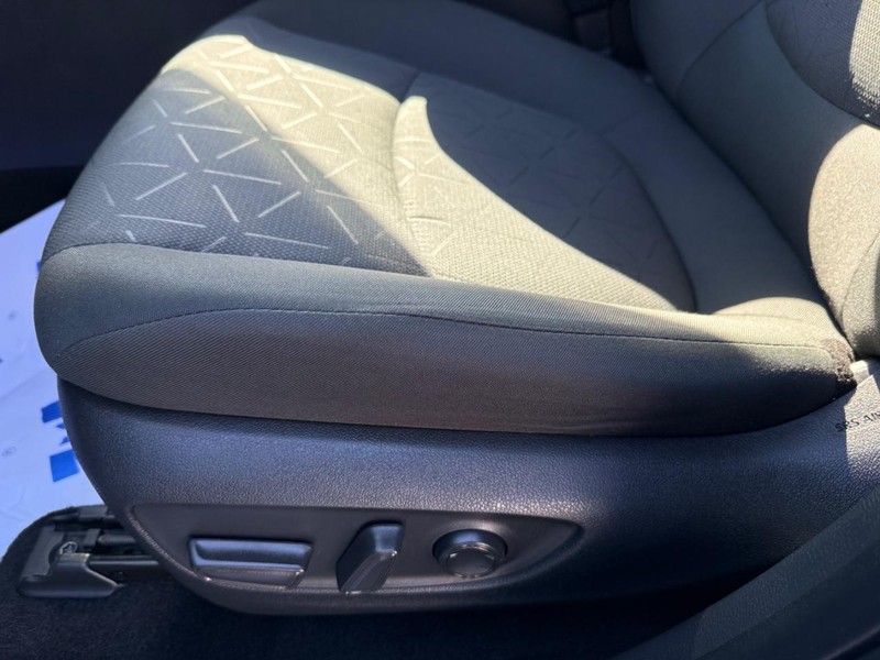 Toyota RAV4 Vehicle Full-screen Gallery Image 28