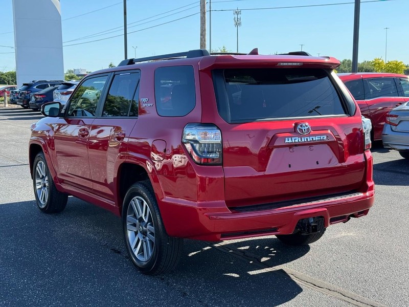Toyota 4Runner Vehicle Full-screen Gallery Image 05