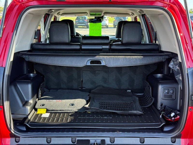 Toyota 4Runner Vehicle Full-screen Gallery Image 07