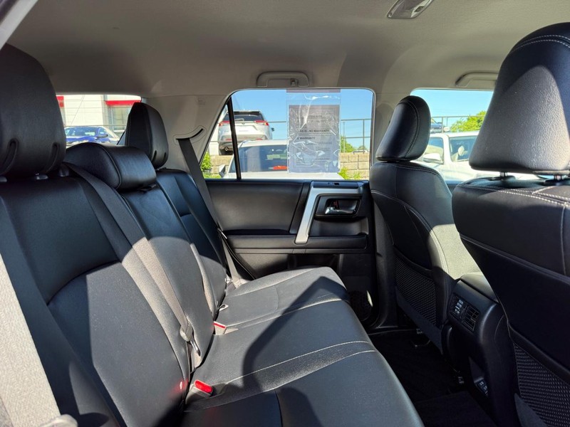 Toyota 4Runner Vehicle Full-screen Gallery Image 10