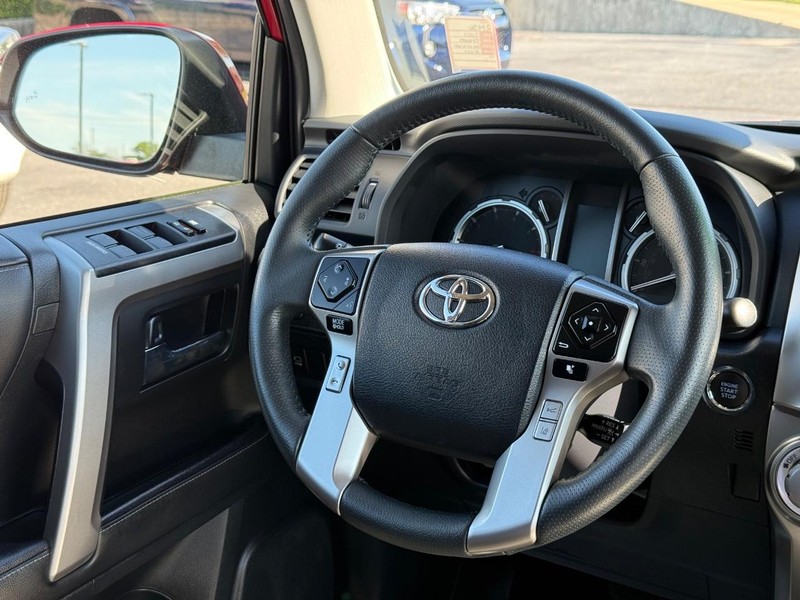 Toyota 4Runner Vehicle Full-screen Gallery Image 12