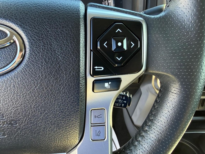 Toyota 4Runner Vehicle Full-screen Gallery Image 14