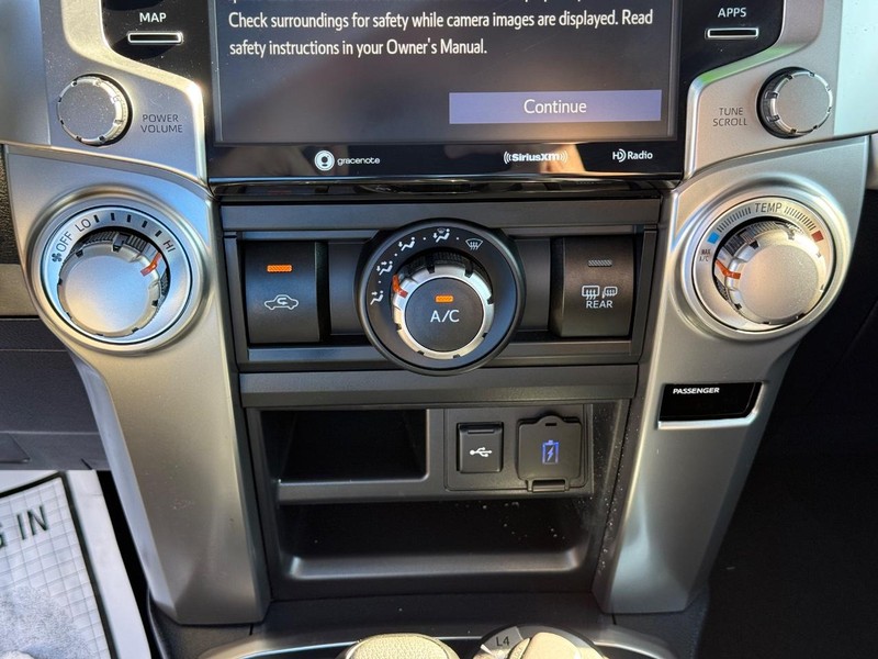 Toyota 4Runner Vehicle Full-screen Gallery Image 18