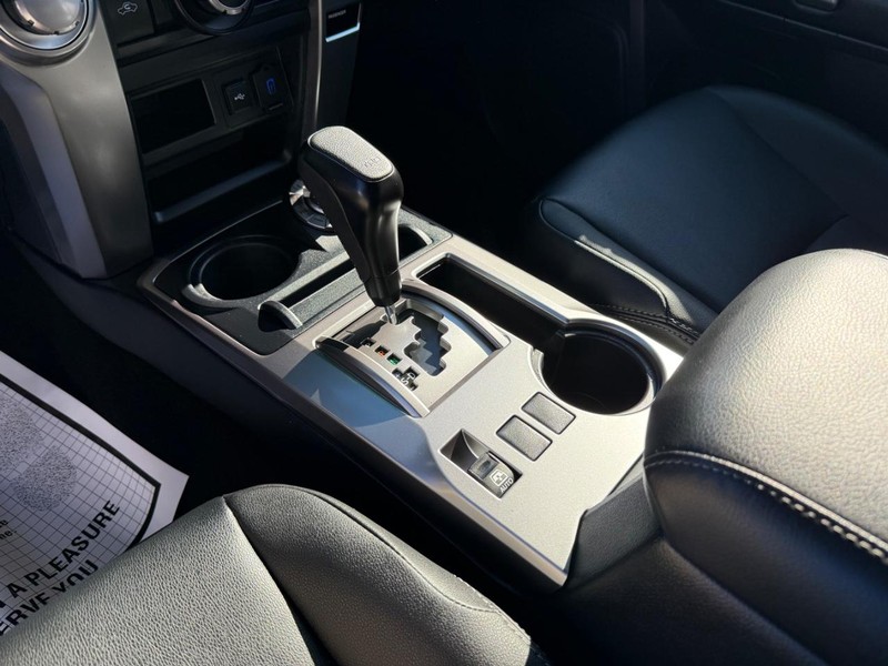 Toyota 4Runner Vehicle Full-screen Gallery Image 19
