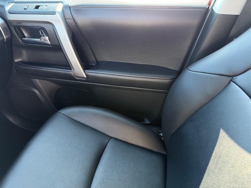 Toyota 4Runner Vehicle Full-screen Gallery Image 20