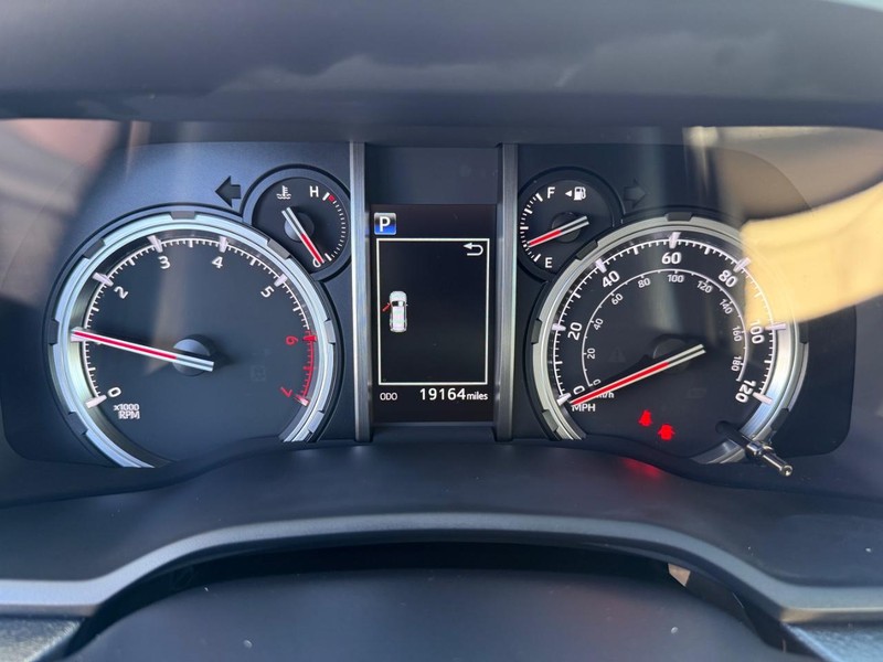 Toyota 4Runner Vehicle Full-screen Gallery Image 21