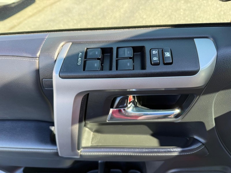 Toyota 4Runner Vehicle Full-screen Gallery Image 23