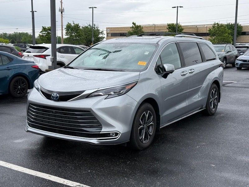 Toyota Sienna Vehicle Image 02