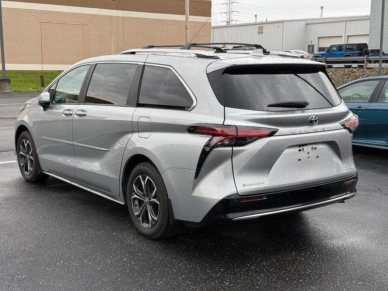 Toyota Sienna Vehicle Image 03