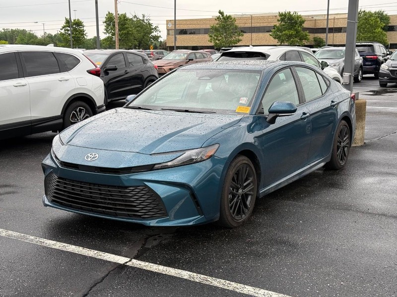 Toyota Camry Vehicle Image 02