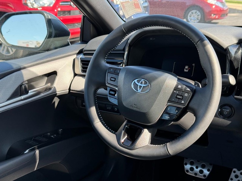 Toyota Camry Vehicle Image 13