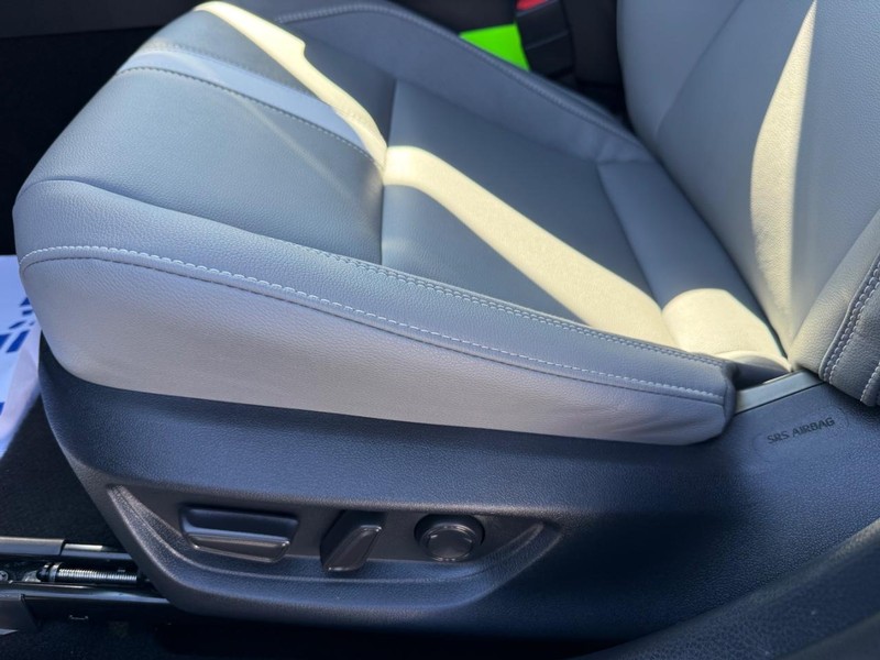 Toyota Camry Vehicle Image 26