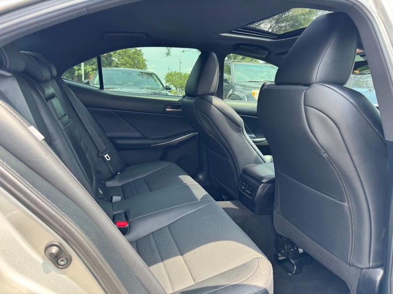 Lexus IS Vehicle Image 09