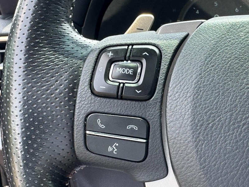 Lexus IS Vehicle Image 16