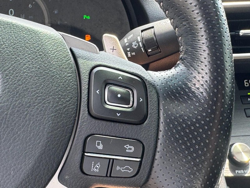 Lexus IS Vehicle Image 17