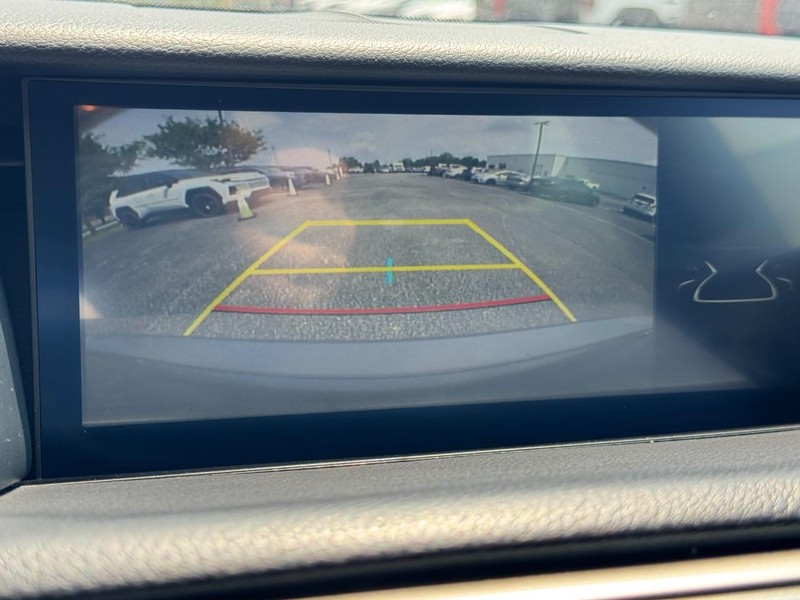 Lexus IS Vehicle Image 19