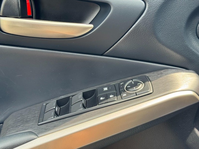 Lexus IS Vehicle Image 21