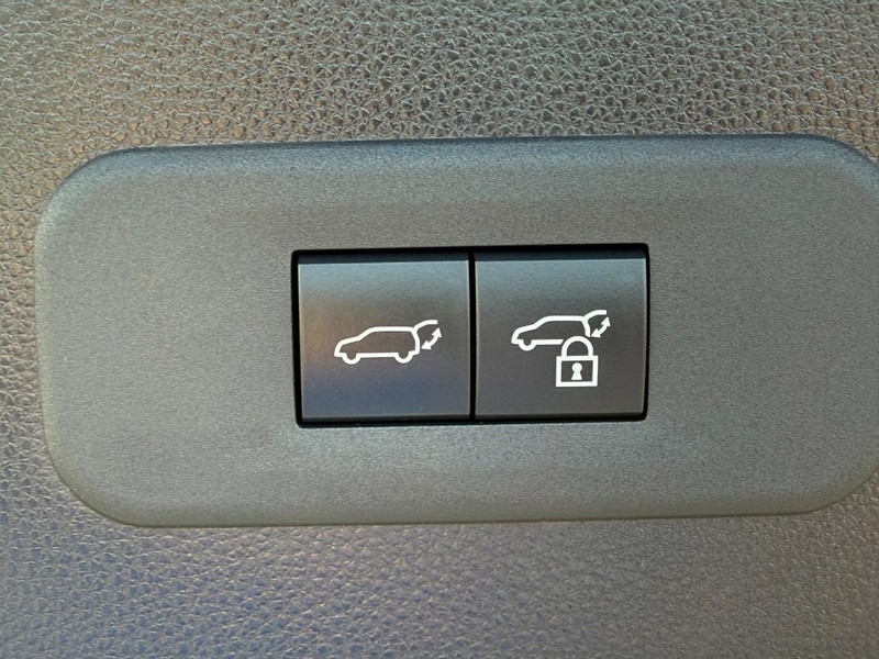 Toyota Crown Signia Vehicle Image 08