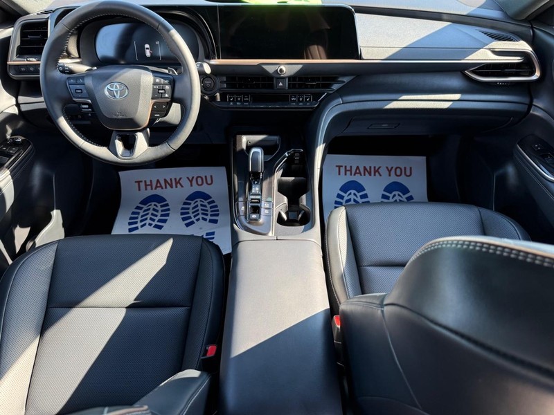 Toyota Crown Signia Vehicle Image 12