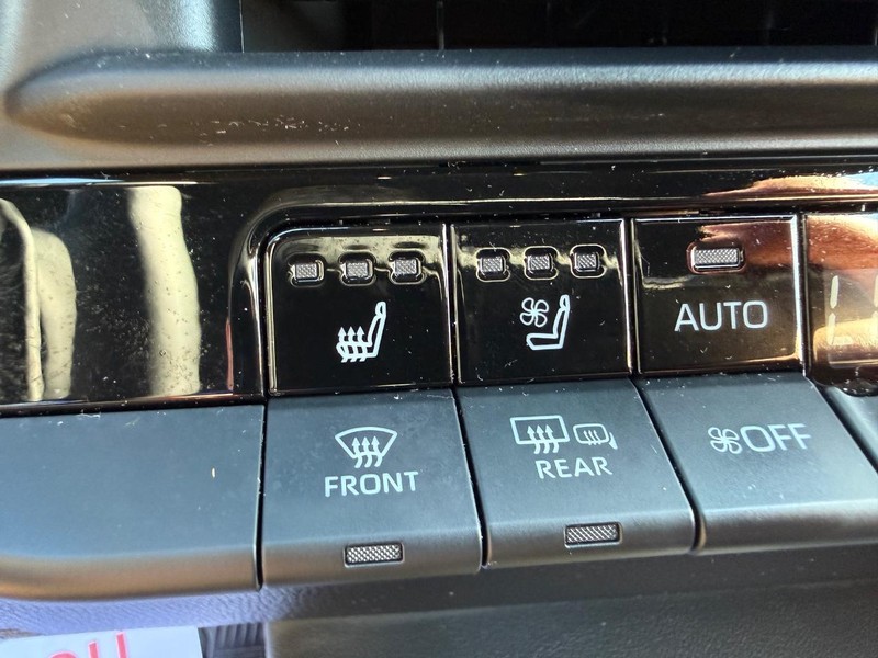 Toyota Crown Signia Vehicle Image 17