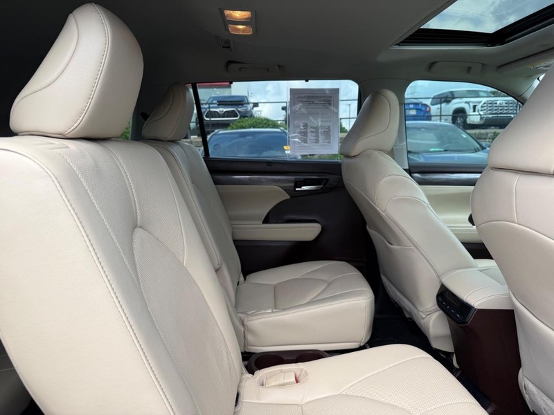 Toyota Highlander Vehicle Image 11